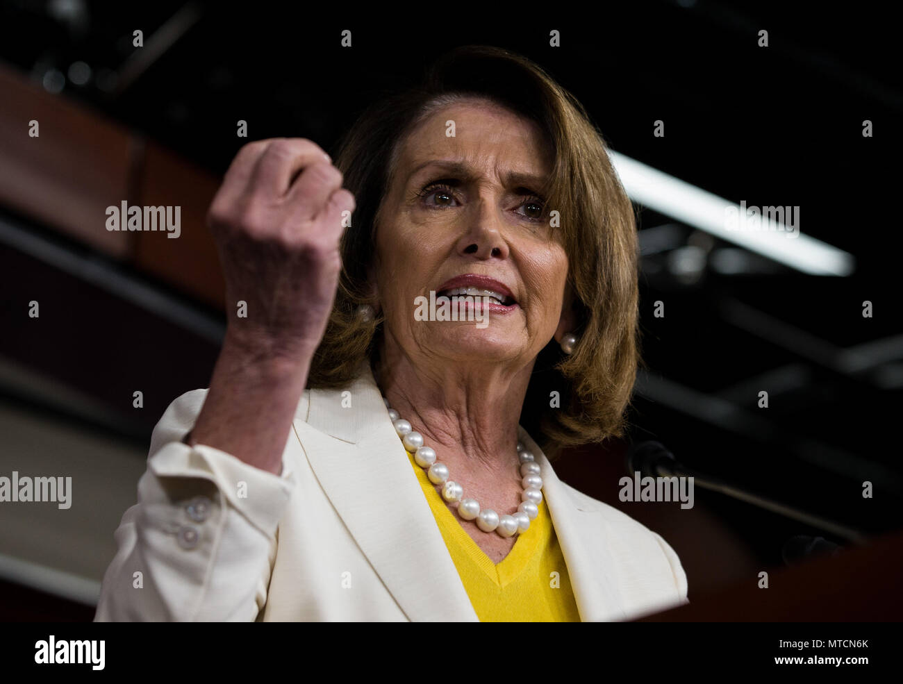 Rép. Leader démocrate Nancy Pelosi (D-CA) parle au cours de sa conférence de presse hebdomadaire au Capitole. Banque D'Images