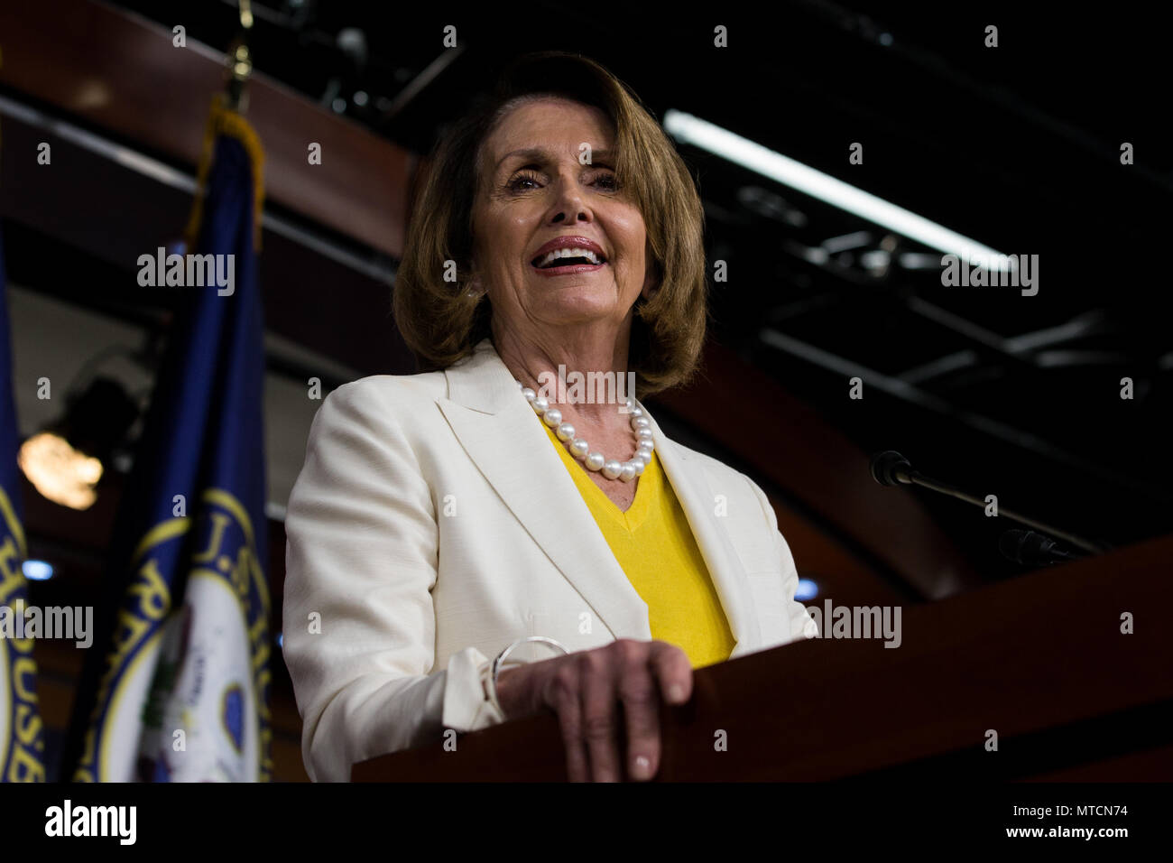 Rép. Leader démocrate Nancy Pelosi (D-CA) parle au cours de sa conférence de presse hebdomadaire au Capitole. Banque D'Images