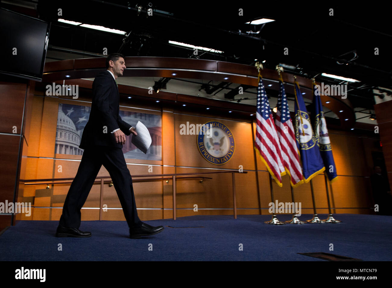 Chambre Le Président Paul Ryan Rép. (R-WI) Promenades à la tribune au cours de sa conférence de presse hebdomadaire au Capitole. Banque D'Images