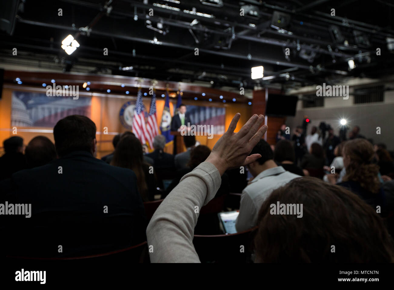 Un journaliste lève la main comme House Le Président Rempl. Paul Ryan (R-WI) répond aux questions des journalistes lors de sa conférence de presse hebdomadaire au Capitole. Banque D'Images