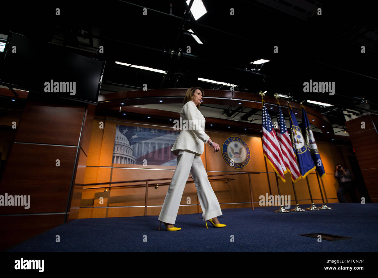 Rép. Leader démocrate Nancy Pelosi (D-CA) promenades pour le podium lors de sa conférence de presse hebdomadaire au Capitole. Banque D'Images