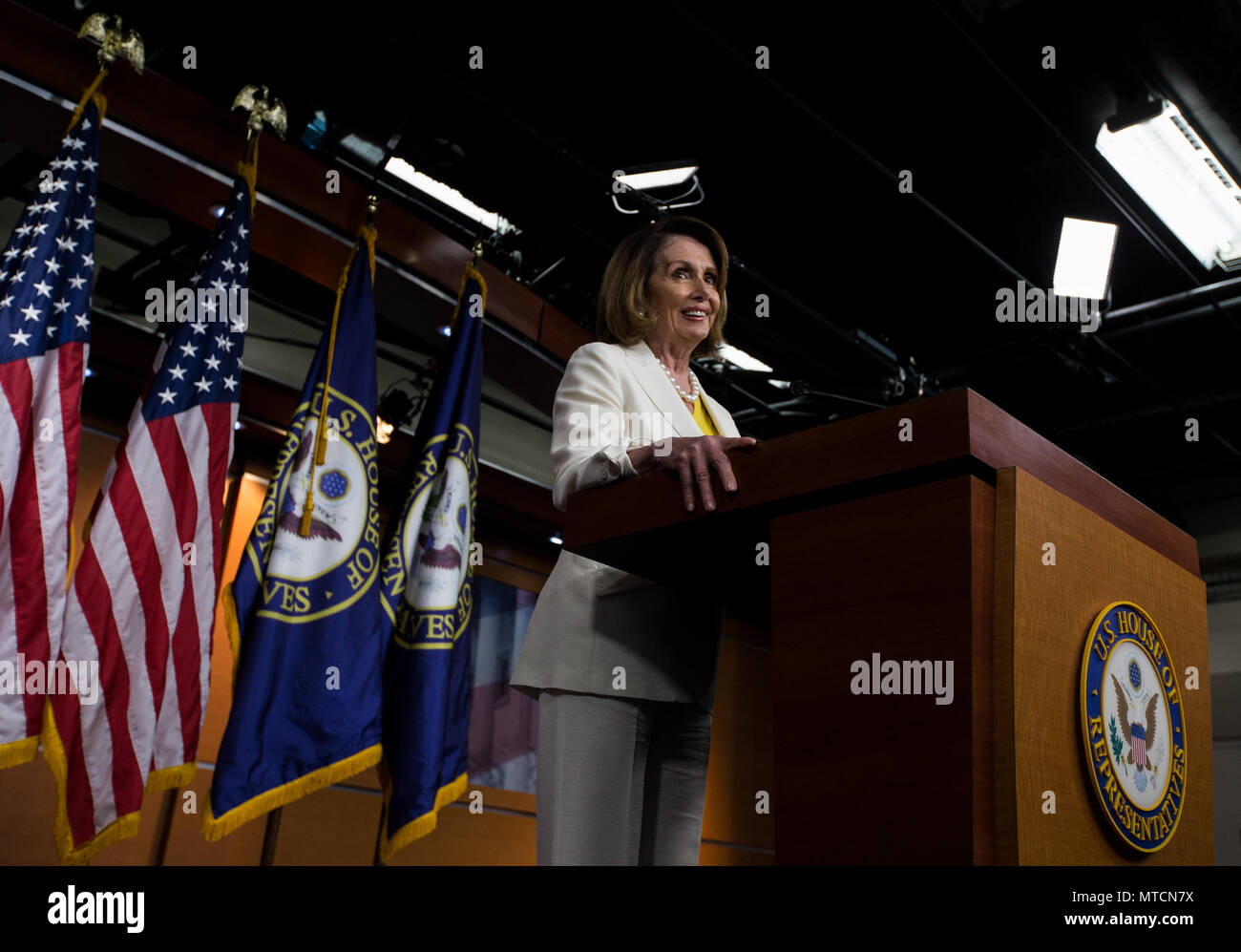 Rép. Leader démocrate Nancy Pelosi (D-CA) parle au cours de sa conférence de presse hebdomadaire au Capitole. Banque D'Images