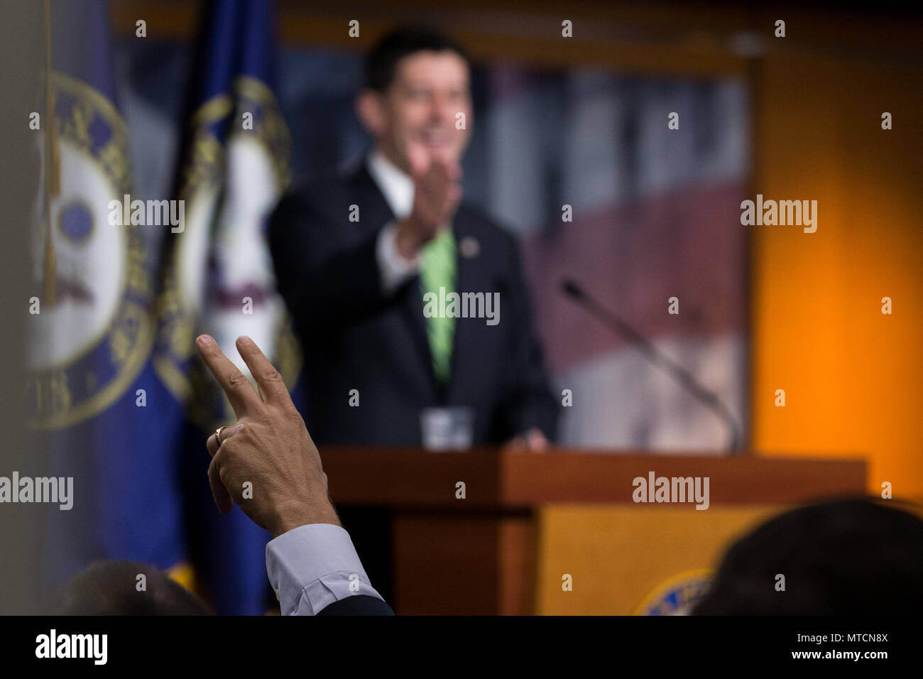 Les journalistes lèvent la main en tant que président de la Chambre Rempl. Paul Ryan (R-WI) répond aux questions des journalistes lors de sa conférence de presse hebdomadaire au Capitole. Banque D'Images