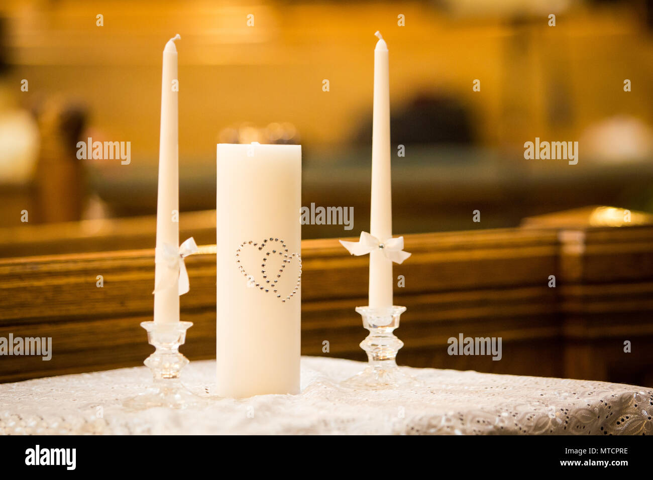 Cérémonie de mariage bougies dans l'église pour être allumé Photo Stock -  Alamy