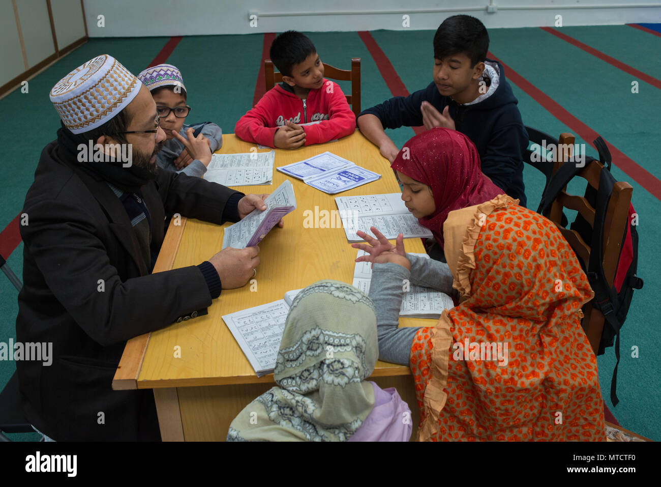 Rome. École de langue bangla, étude du Coran et de l'histoire et la géographie du Bangladesh, dans le Centre culturel islamique de l'Torpignattara dist Banque D'Images