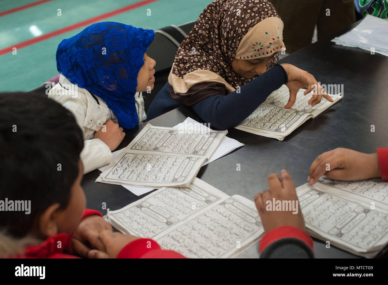 Rome. École de langue bangla, étude du Coran et de l'histoire et la géographie du Bangladesh, dans le Centre culturel islamique de l'Torpignattara dist Banque D'Images