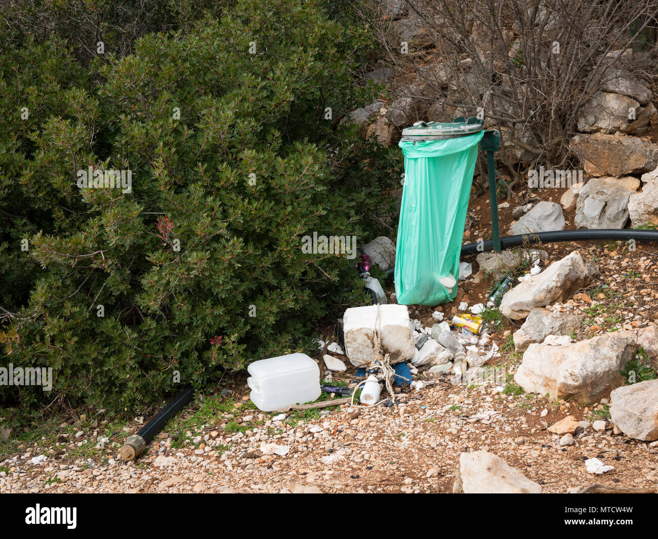 Sac poubelle verte et d'ordures en Croatie (île de Cres) Banque D'Images