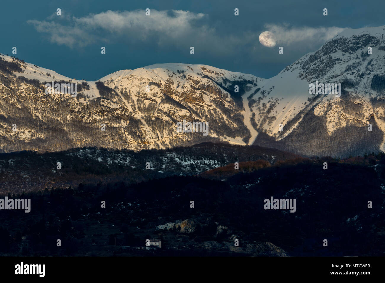 La montagne enneigée avec lever de lune. Abruzzo Banque D'Images