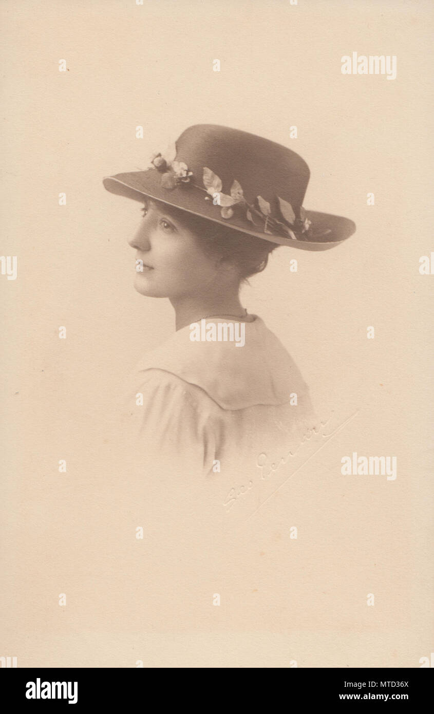 1918 Vintage Photo d'une jeune femme appelée Florence Emily Toone portant  un chapeau de fantaisie Photo Stock - Alamy