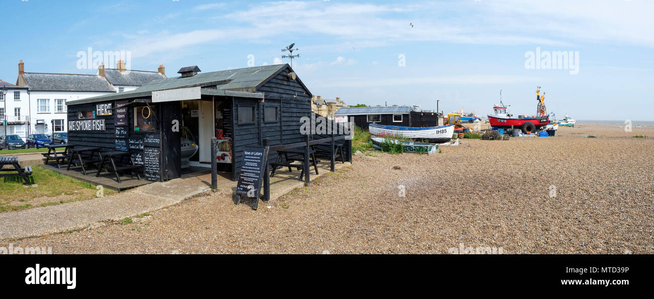 Smokehouse vente locale le poisson fumé sur la plage de galets à Aldeburgh, Suffolk, Angleterre, RU Banque D'Images