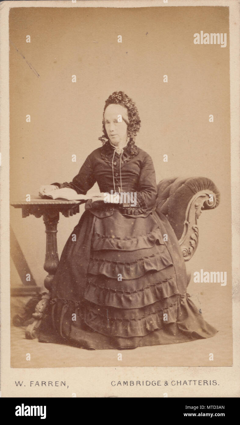 Cambridge & Chatteris Carte de visite (CDV) d'une dame victorienne lire un livre Banque D'Images