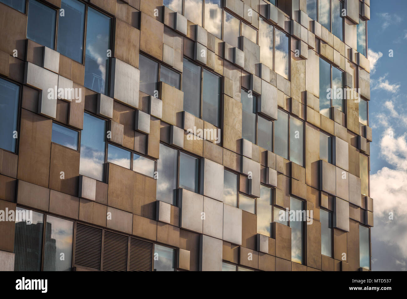 Le Cube s'appuyant sur une belle journée ensoleillée à Birmingham, Royaume-Uni Banque D'Images