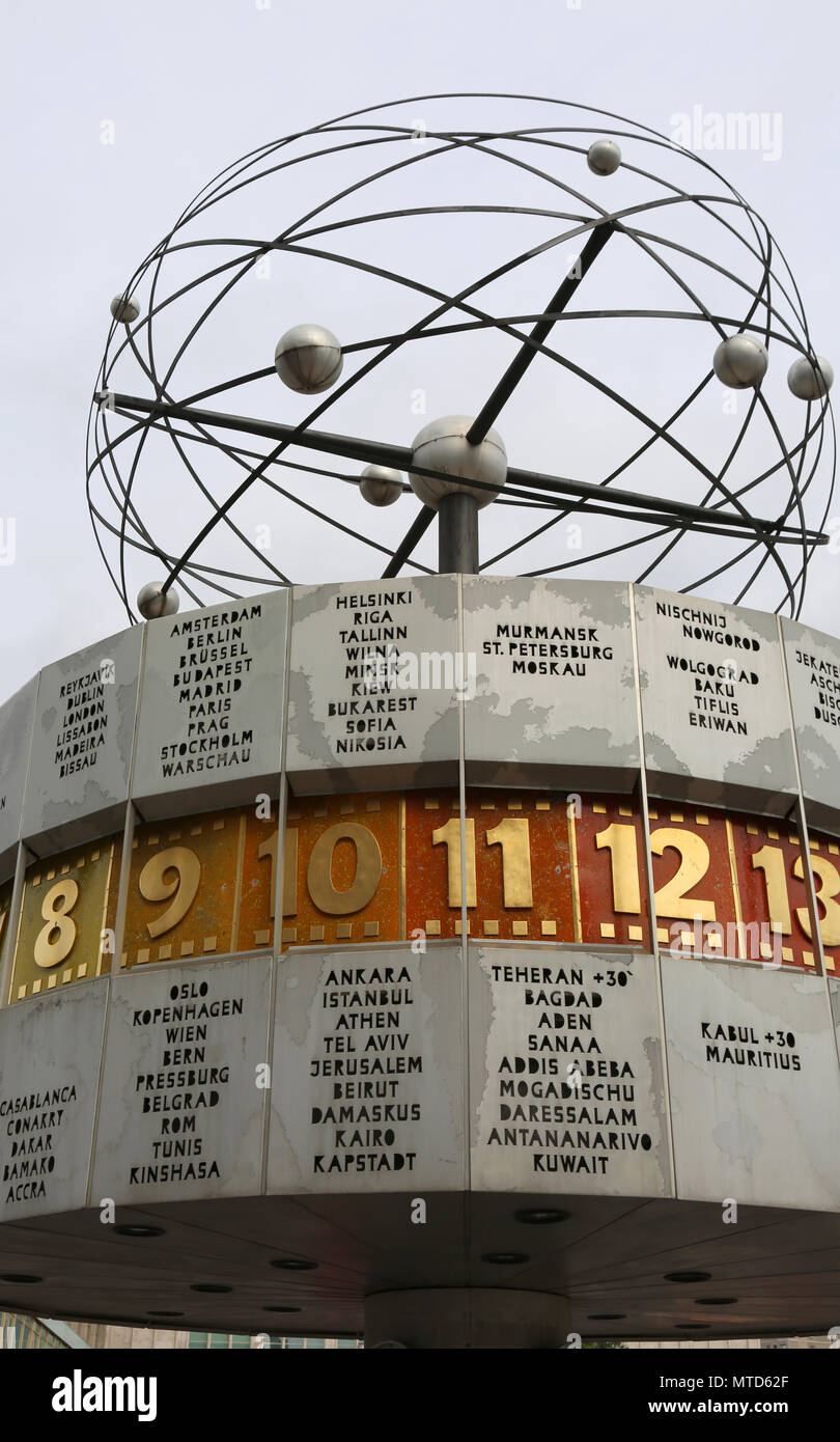 Berlin, Allemagne - le 18 août 2017 : l'Horloge universelle Urania appelé aussi Urania-Weltzeituhr en langue allemande Banque D'Images