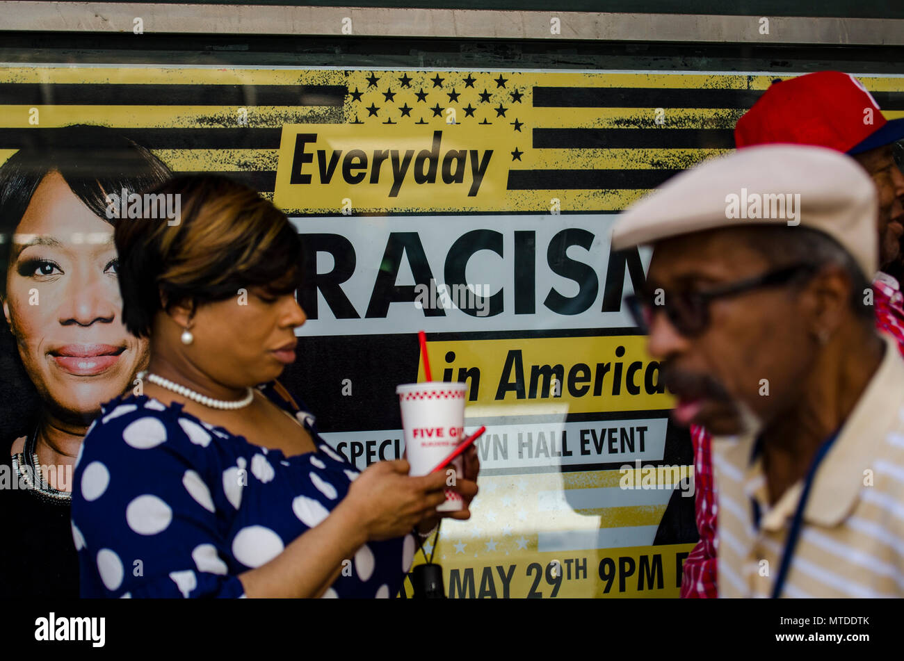 Philadelphie, Pennsylvanie, USA. 29 mai, 2018. Les Philadelphiens line jusqu'à venir de la MSNBC-parrainé de ville le jour de l'événement des milliers de points de vente Starbucks se ferme pour un après-midi à la formation sur l'anti-racisme à la suite de l'arrestation de deux hommes noirs à Philadelphie le 29 mai 2018. Crédit : Chris Baker Crédit : Evens Evens Christopher/Alamy Live News Banque D'Images Philadelphie, Pennsylvanie, USA. 29 mai, 2018. Les Philadelphiens line jusqu'à venir de la MSNBC-parrainé de ville le jour de l'événement des milliers de points de vente Starbucks se ferme pour un après-midi à la formation sur l'anti-racisme à la suite de l'arrestation de deux hommes noirs à Philadelphie le 29 mai 2018. Crédit : Chris Baker Crédit : Evens Evens Christopher/Alamy Live News Banque D'Images