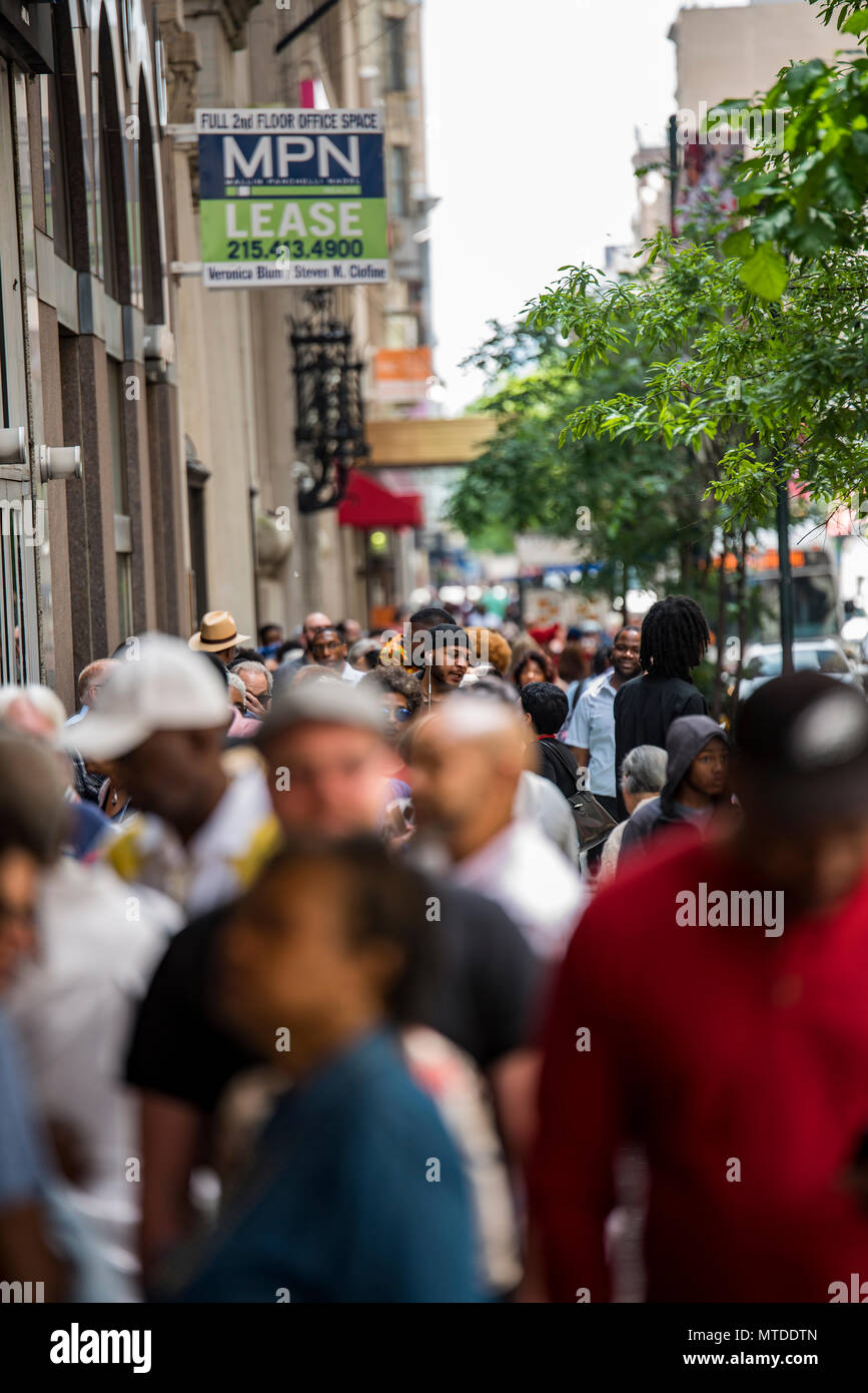 Philadelphie, Pennsylvanie, USA. 29 mai, 2018. Les Philadelphiens line jusqu'à venir de la MSNBC-parrainé de ville le jour de l'événement des milliers de points de vente Starbucks se ferme pour un après-midi à la formation sur l'anti-racisme à la suite de l'arrestation de deux hommes noirs à Philadelphie le 29 mai 2018. Crédit : Chris Baker Crédit : Evens Evens Christopher/Alamy Live News Banque D'Images Philadelphie, Pennsylvanie, USA. 29 mai, 2018. Les Philadelphiens line jusqu'à venir de la MSNBC-parrainé de ville le jour de l'événement des milliers de points de vente Starbucks se ferme pour un après-midi à la formation sur l'anti-racisme à la suite de l'arrestation de deux hommes noirs à Philadelphie le 29 mai 2018. Crédit : Chris Baker Crédit : Evens Evens Christopher/Alamy Live News Banque D'Images