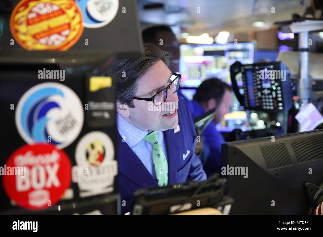 New York, USA. 29 mai, 2018. Un trader travaille à la Bourse de New York à New York, États-Unis, 29 mai 2018. Stocks américains inférieur fermé le mardi. Le Dow a reculé de 1,58  % à 24 361,45, et le S&P 500 a reculé de 1,16  % à 2 689,86, tandis que le Nasdaq a chuté 0,50 pour cent à 7 396,59. Credit : Wang Ying/Xinhua/Alamy Live News Banque D'Images