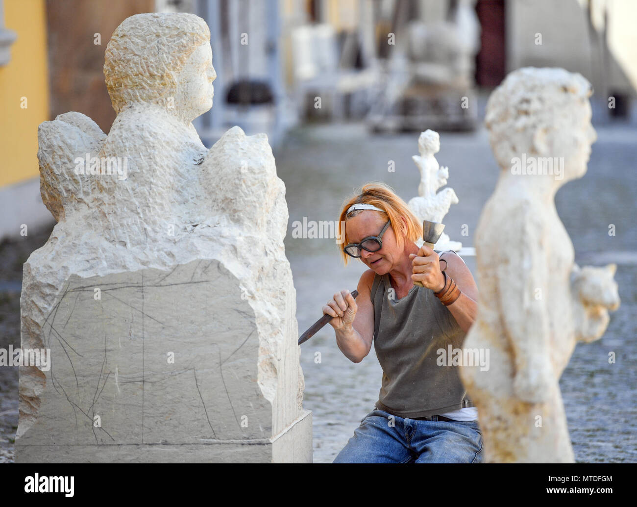 Déposée - 22 mai 2018, l'Allemagne, Neuzelle : Anne Schulz, maître sculpteur de Biesenthal, travaille sur un grès sur le terrain du monastère de Neuzelle. Le monastère, appelé "baroque du Brandebourg wonder' a beaucoup de putti de montrer - sur des autels et des fresques. Maintenant, les chiffres obtenez de nouveaux ajouts. Photo : Patrick Pleul/dpa-Zentralbild/ZB Banque D'Images