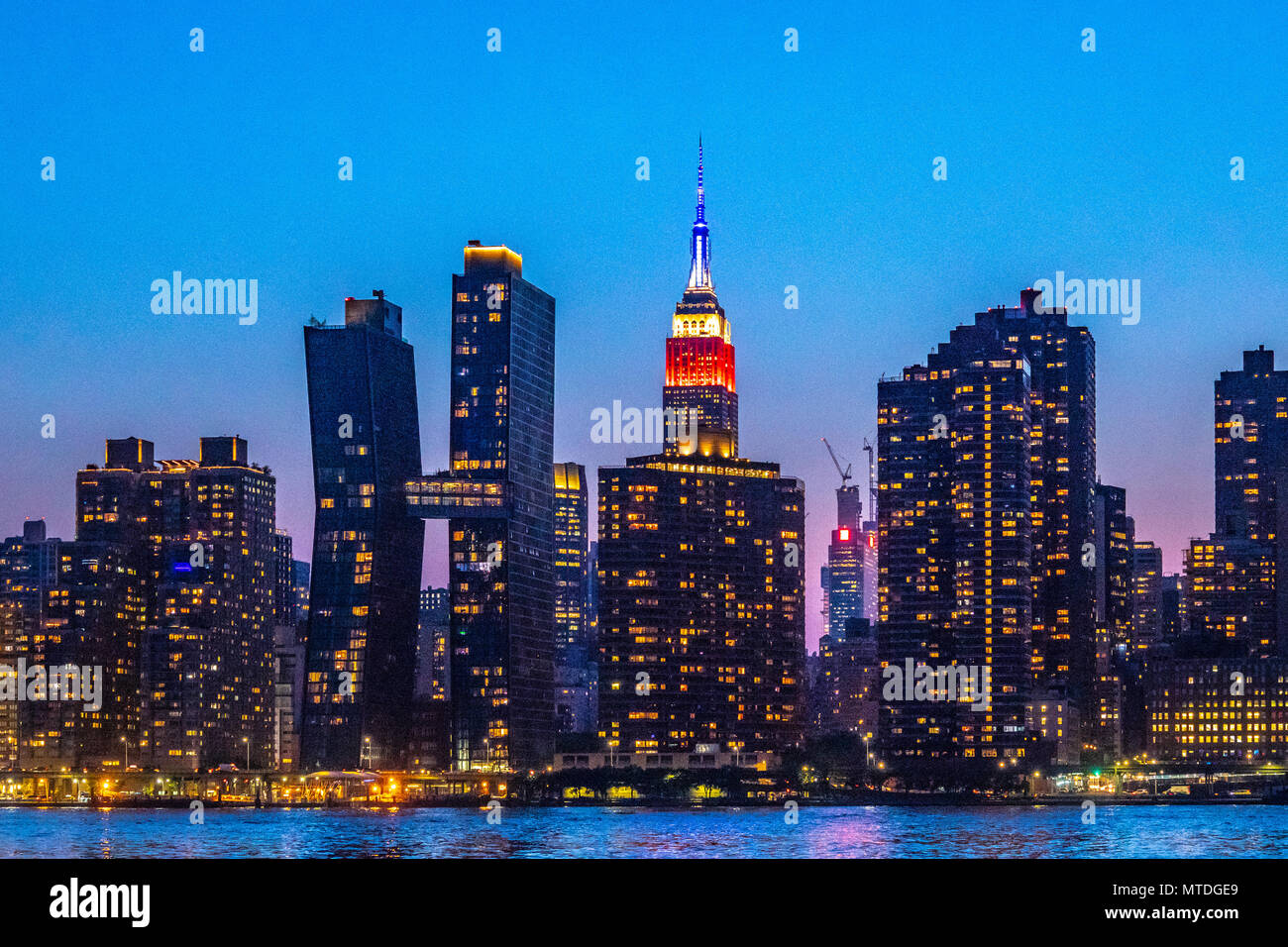 New York, États-Unis, 29 mai 2018. L'Empire State Building est allumé en rouge, blanc et bleu ce soir en l'honneur de l'Open de France 2018 et le Tennis Channel. Photo par Enrique Shore Crédit : Enrique Shore/Alamy Live News Banque D'Images