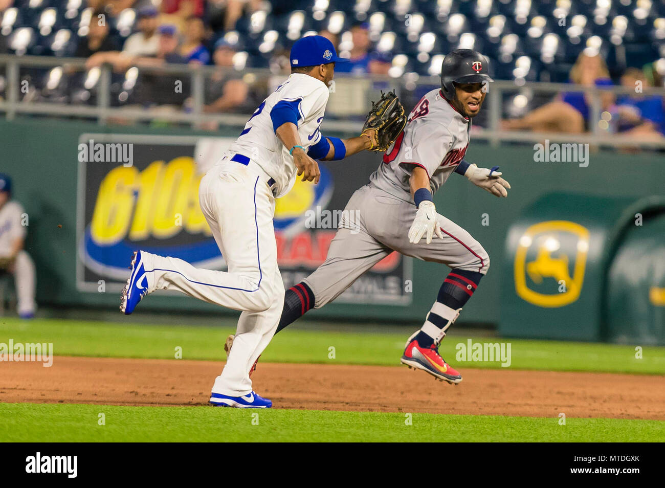 Kansas City, MO, USA. 29 mai, 2018. Eddie Rosario # 20 de la Minnesota Twins est prise dans un cornichon et étiqueté par Alcides Escobar # 2 des Royals de Kansas City pendant le jeu à Kauffman Stadium de Kansas City, MO. Kyle Rivas/Cal Sport Media/Alamy Live News Banque D'Images