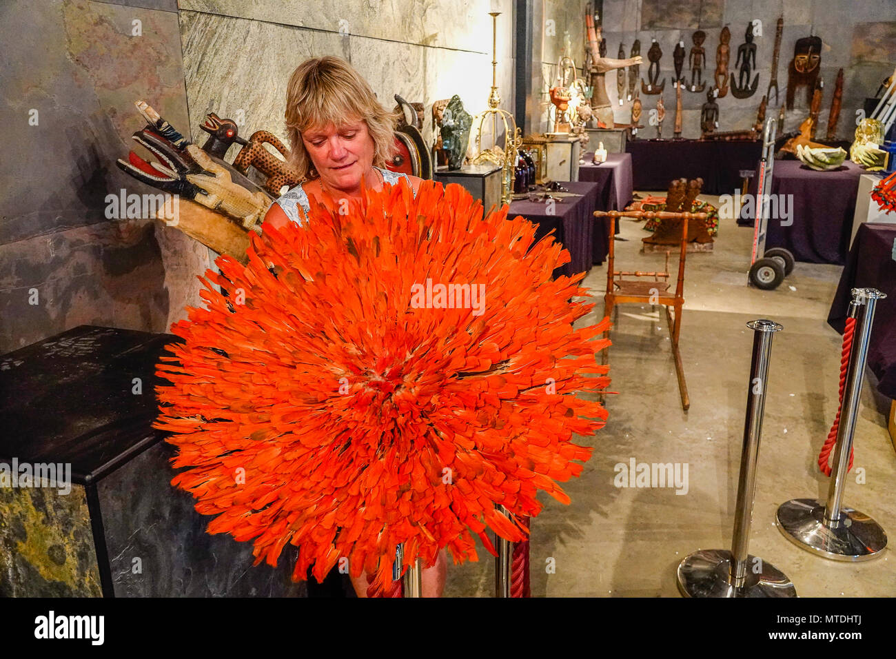 Sous embargo jusqu'au 12 midi 29 mai 2018. Stane Street, Ardenne. 29 mai 2018. Un ensemble de très rares artefacts pour vente à la place de l'été, les ventes aux enchères en Ardenne à West Sussex. Letty Stiles pose avec une cérémonie feather hat 'JuJu' Tyn ou, du peuple Bamiléké du Cameroun, qui remonte aux années 1970. Les objets font partie du "Jardin de l'histoire naturelle et l'exposition de l'Art Tribal. Credit : james jagger/Alamy Live News Banque D'Images