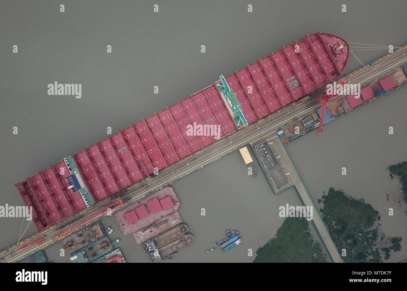 Shanghai. 30 mai, 2018. Photo prise le 30 mai 2018 montre les 20 000 EVP de conteneurs ultra-larges, nommé le 'Virgo' expédition Cosco et construit par Shanghai Waigaoqiao Shipbuilding Company à Shanghai, à l'est de la Chine. Les 399,8 mètres de long et 58,6 mètres de large container ship a une capacité maximale de 200 000 tonnes. Il a été livré à la Chine COSCO Shipping Corporation Ltd., mardi. Credit : Ding Ting/Xinhua/Alamy Live News Banque D'Images