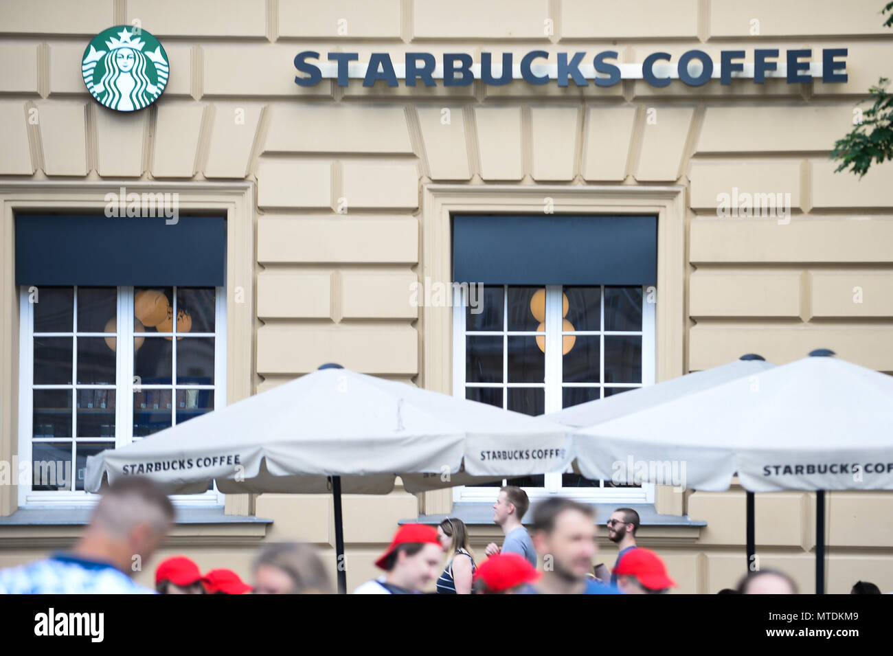 Le logo Starbucks vu à Cracovie. La chaîne américaine Starbucks a fermé plus de 8 000 magasins aux Etats-Unis le 29 mai après-midi pour fournir les préjugés n'raciale pour ses employés. Banque D'Images