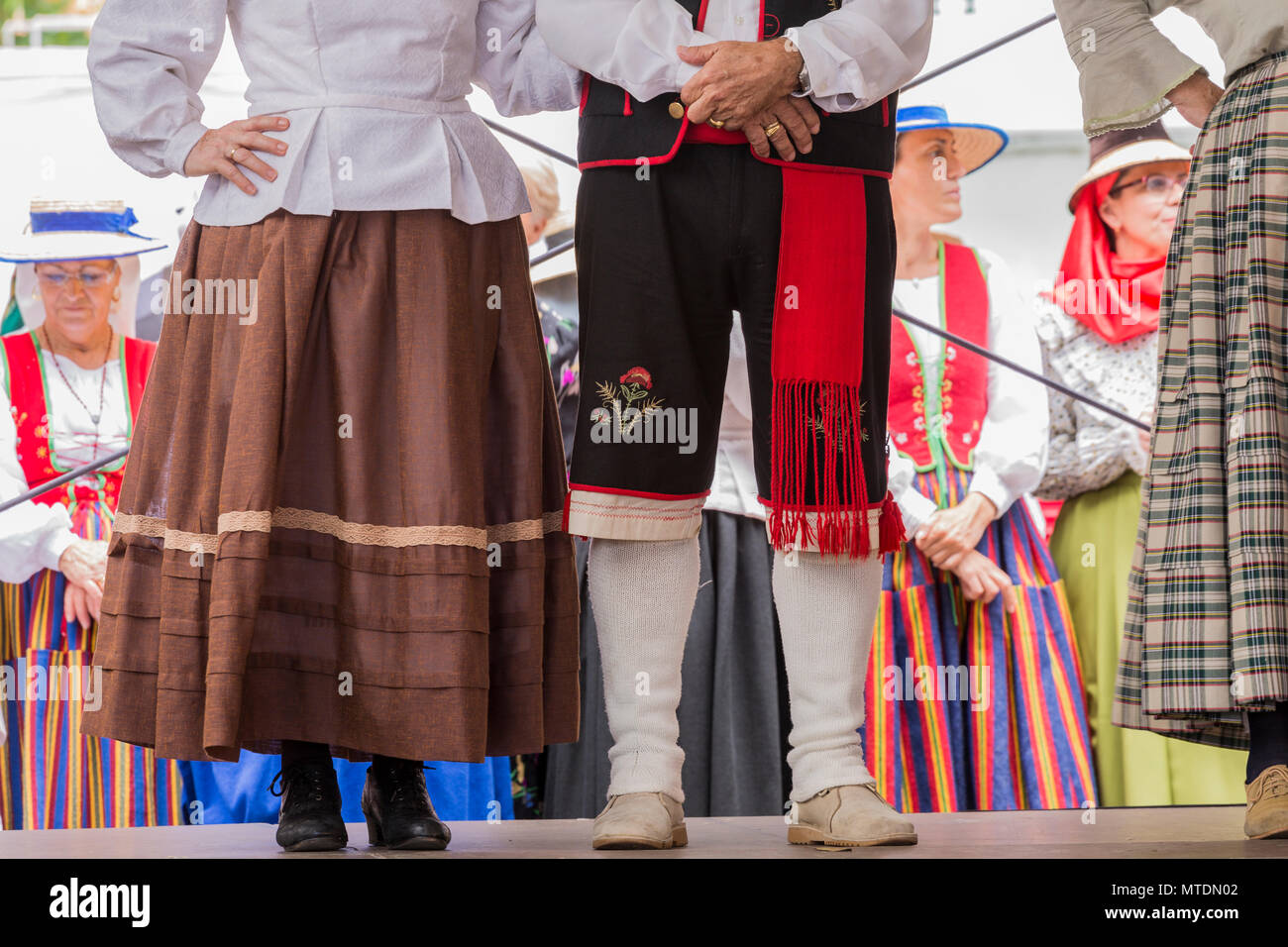 Alcala, Tenerife, Canaries. 30 mai 2018. Détails du costume traditionnel porté par les musiciens et danseurs de groupes folkloriques locales effectuant la chanson traditionnelle et de la danse dans des costumes traditionnels typiques de célébrer la Journée des Canaries. Banque D'Images