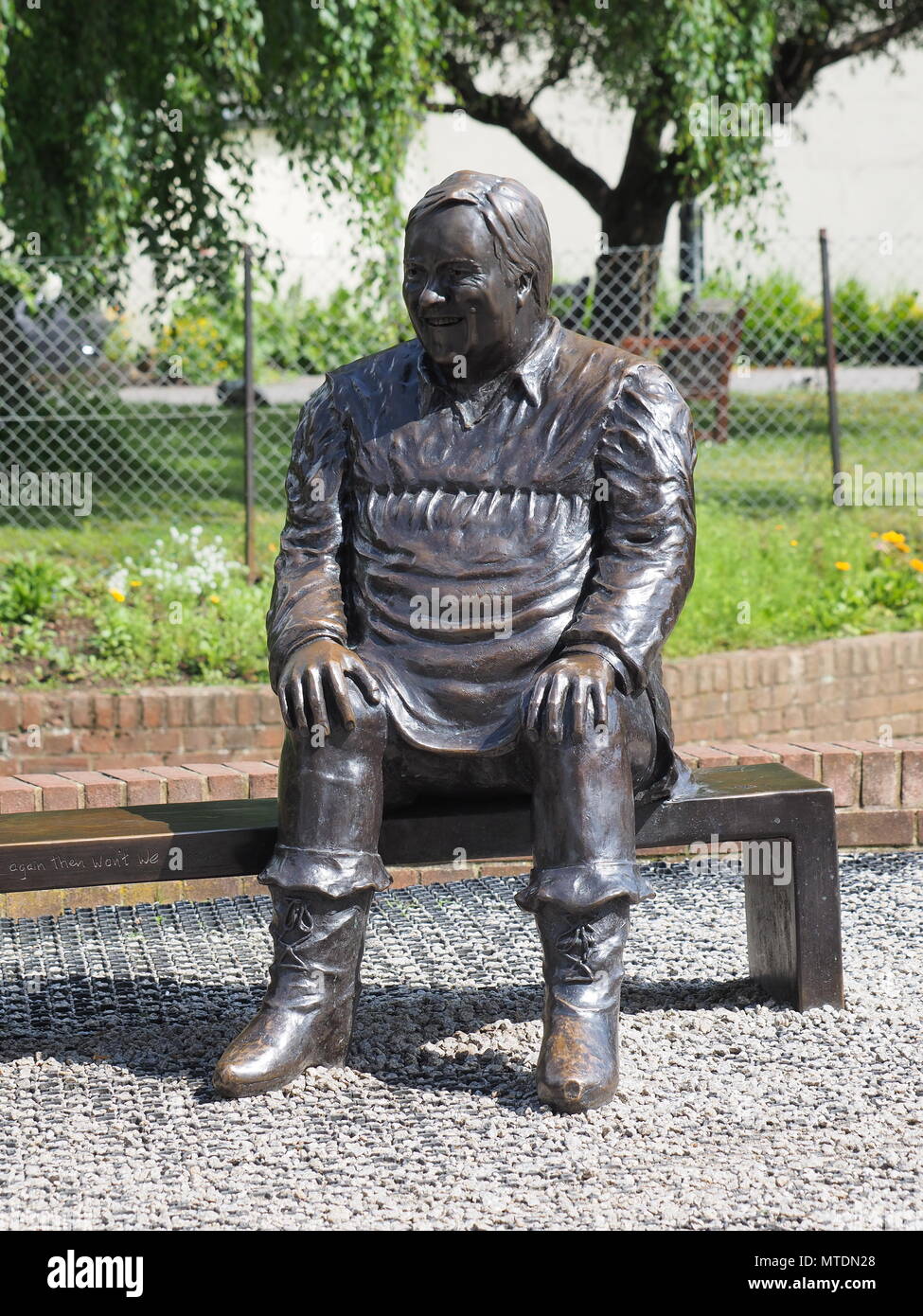 Canterbury, Kent, UK. 30 mai 2018. Royaume-uni : un temps chaud, humide et ensoleillé après-midi dans la ville de Canterbury, Kent. Statue de Dave Lee MBE (décrit comme le plus célèbre du pays panto dame) au soleil. Credit : James Bell/Alamy Live News Banque D'Images