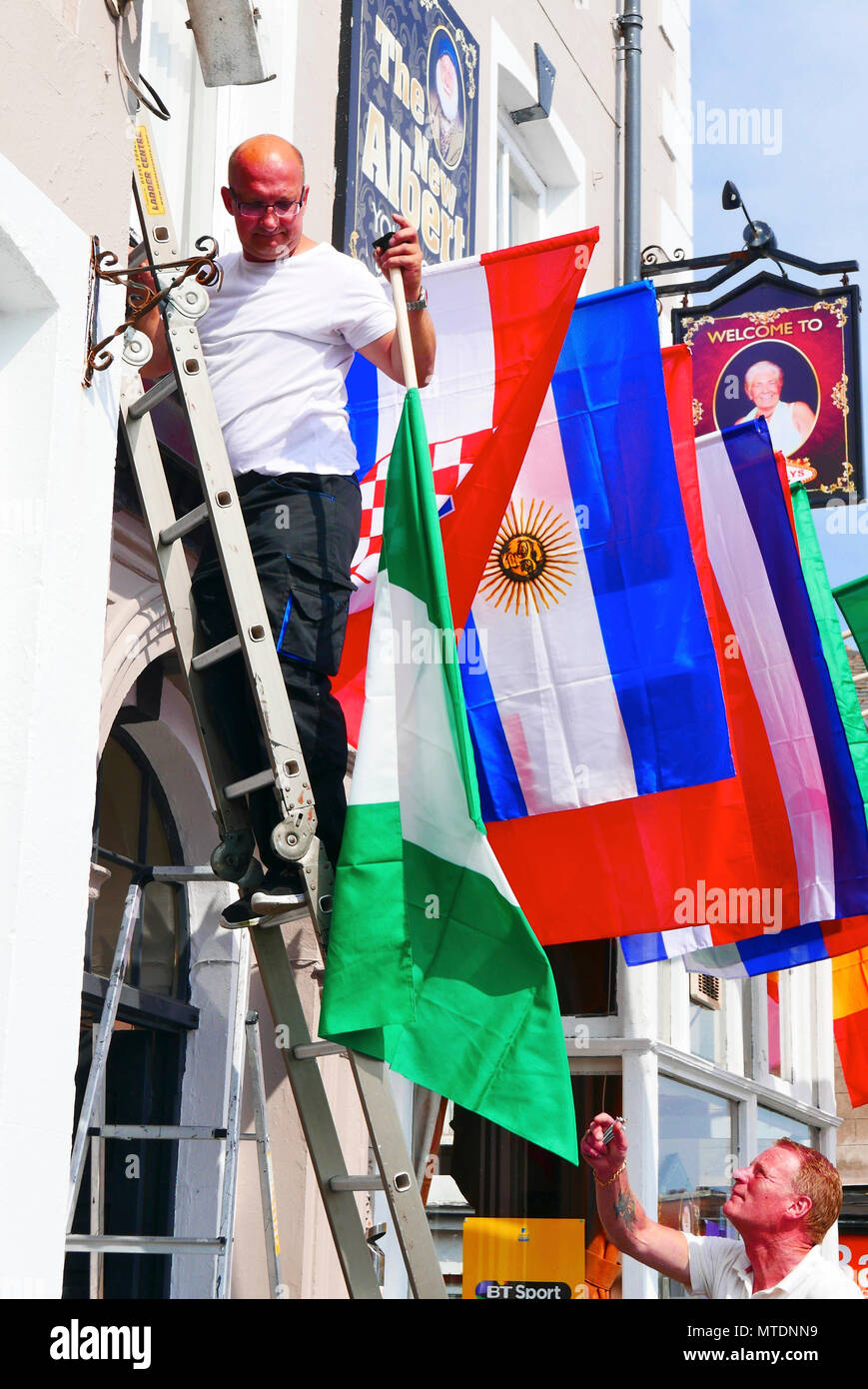 Blackpool, Royaume-Uni. 30 mai 2018. Pubs et bars à travers l'Angleterre se préparent à une longue et profitable d'été Coupe du Monde de football. Drapeaux de tous les pays en compétition ornent l'extérieur de la nouvelle Albert sports bar dans la Rive Sud prêt à accueillir les clients d'une fête du football. Kev Walsh/Alamy Live News Banque D'Images