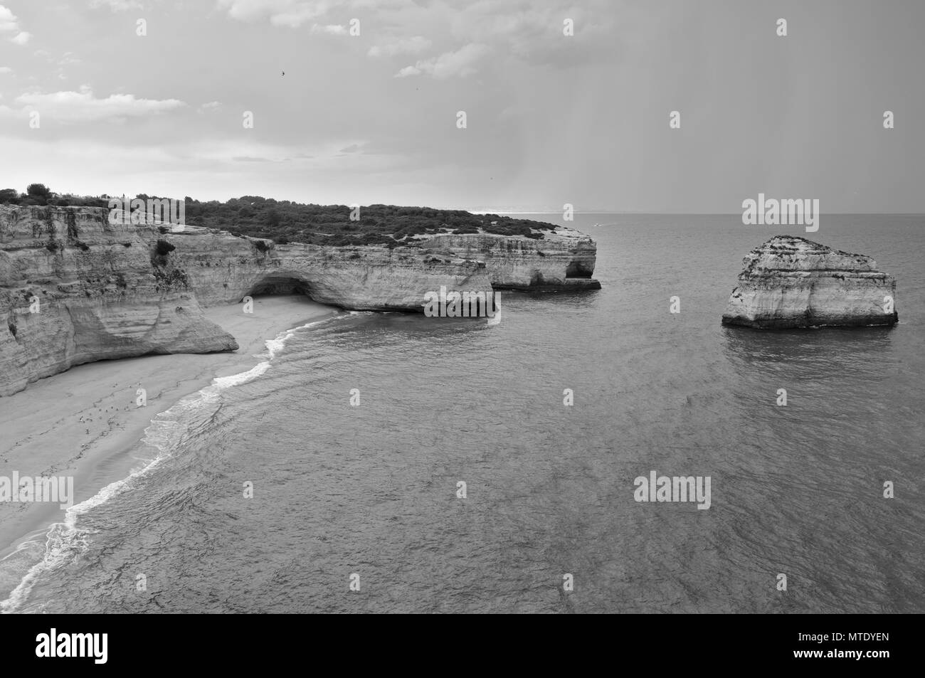 Falaises vues de la côte de Lagoa, attraction touristique pour les grottes et les excursions en bateau. Algarve, Portugal Banque D'Images