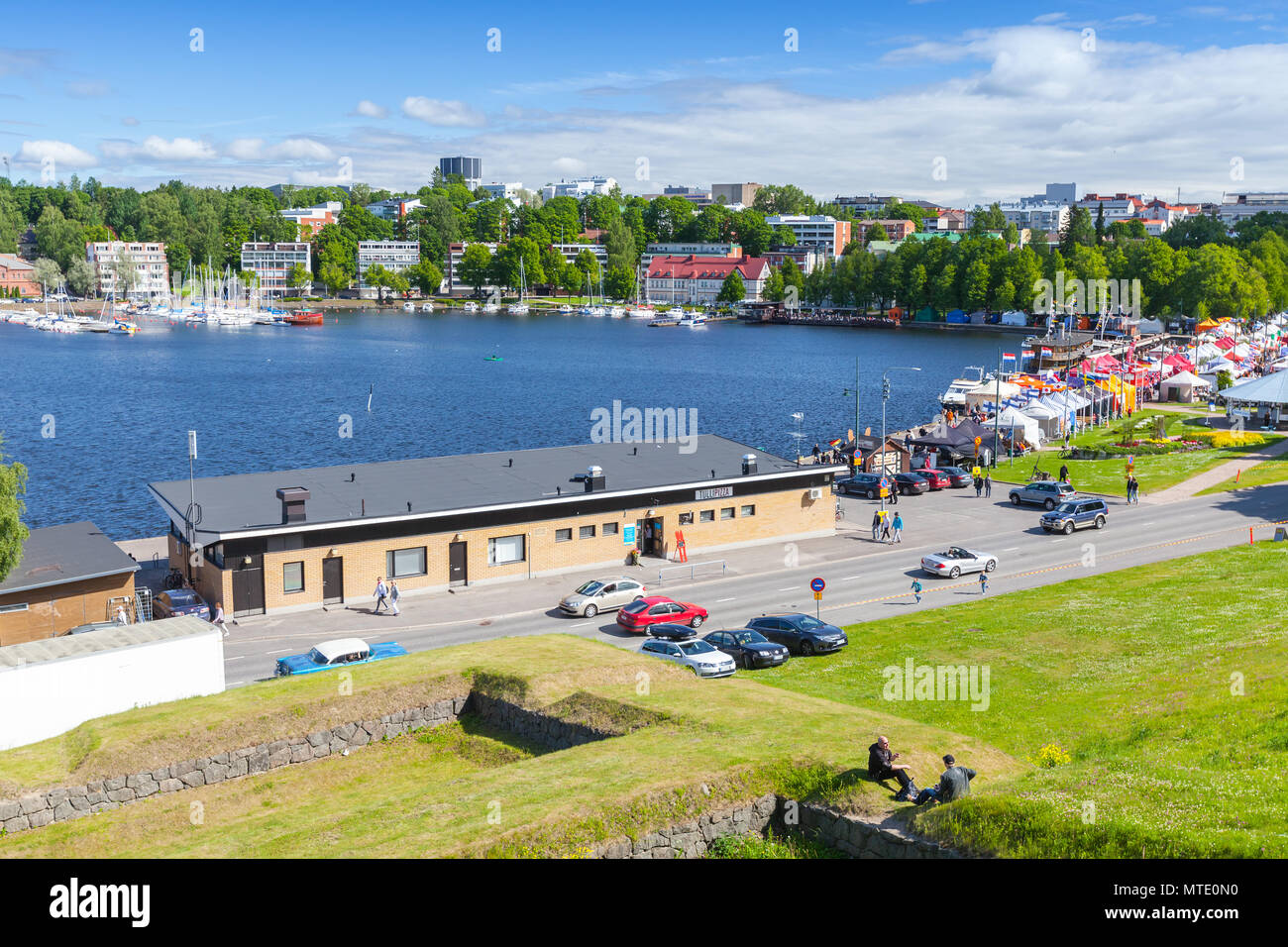 Lappeenranta, Finlande - 1 juillet 2017 : Paysage de Lappeenranta Harbour en journée d'été, les gens ordinaires à pied sur route côtière Banque D'Images