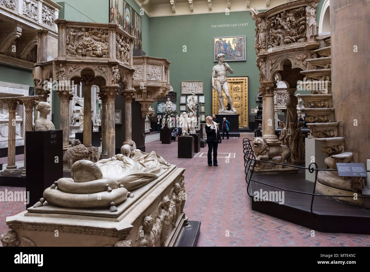 Londres. L'Angleterre. V&A Victoria and Albert Museum. La Cour Cast Weston (Galerie 46b) La Cour en fonte Weston Gallery (46b) comprend plus de 60 de la V&A' Banque D'Images