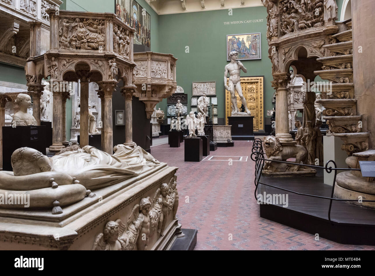 Londres. L'Angleterre. V&A Victoria and Albert Museum. La Cour Cast Weston (Galerie 46b) La Cour en fonte Weston Gallery (46b) comprend plus de 60 de la V&A' Banque D'Images