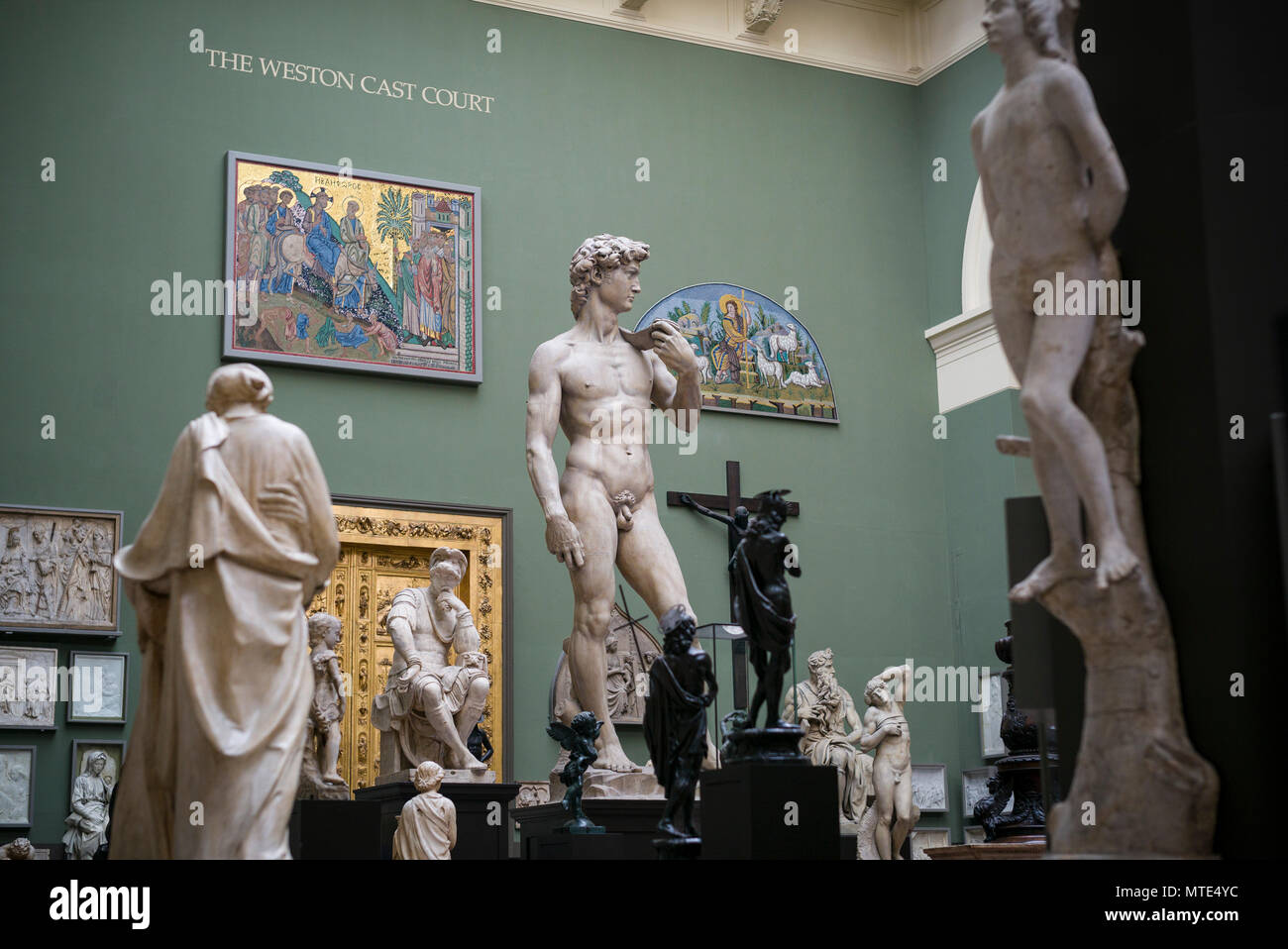 Londres. L'Angleterre. V&A Victoria and Albert Museum. La Cour Cast Weston (Galerie 46b) La Cour en fonte Weston Gallery (46b) comprend plus de 60 de la V&A' Banque D'Images