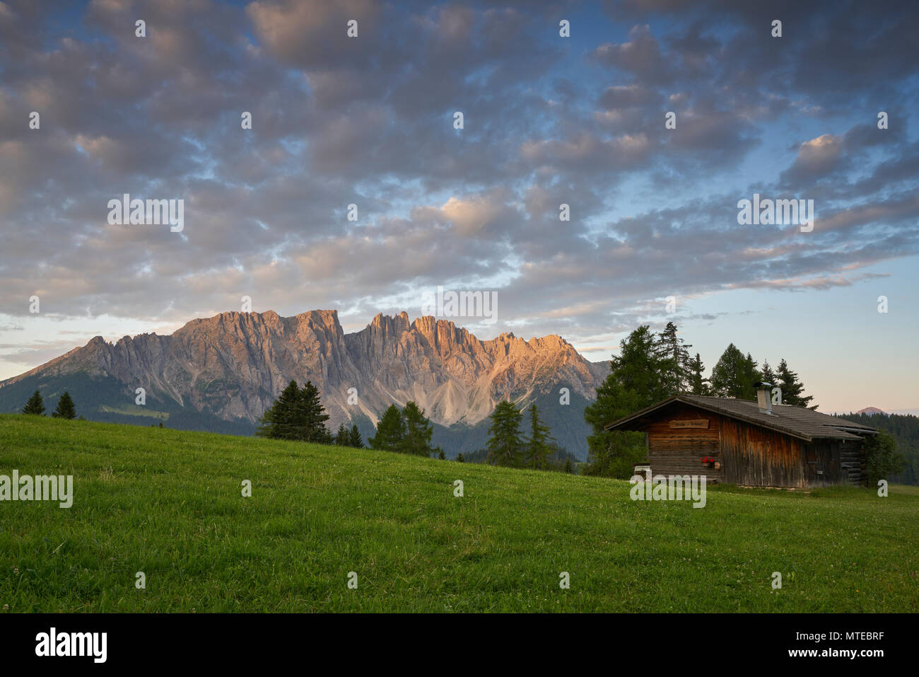 Montagnes Latemar avec refuges alpins, ciel nuageux, dans la matinée, Karerpass, Tyrol du Sud, Italie Banque D'Images