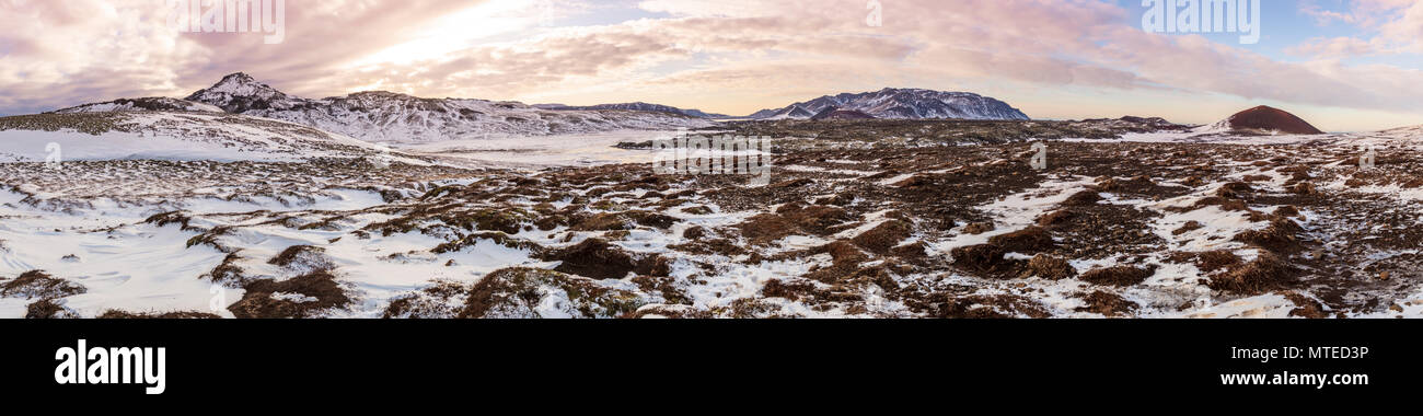 Large paysage volcanique avec de la neige, de l'humeur du soir, le Mont Corne, à l'ouest de l'Islande, Islande, Vesturland Banque D'Images