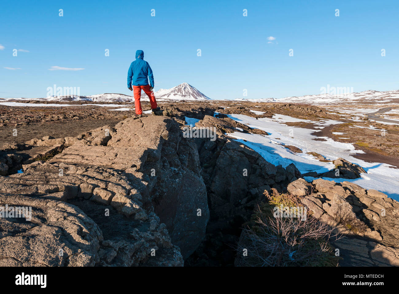 L'homme s'élève à Continental Rift entre le marché nord-américain et plaque eurasienne, Mid-Atlantic Ridge, vallée du Rift, Rift Silfra S.p.a., Krafla Banque D'Images