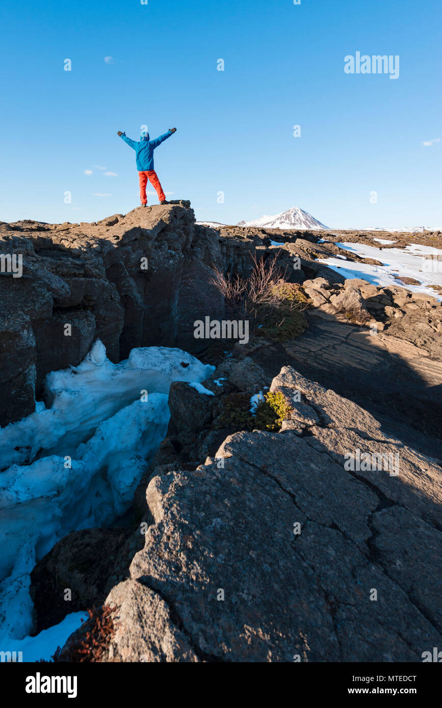 L'homme s'élève à Continental Rift entre le marché nord-américain et plaque eurasienne, Mid-Atlantic Ridge, vallée du Rift, Rift Silfra S.p.a., Krafla Banque D'Images