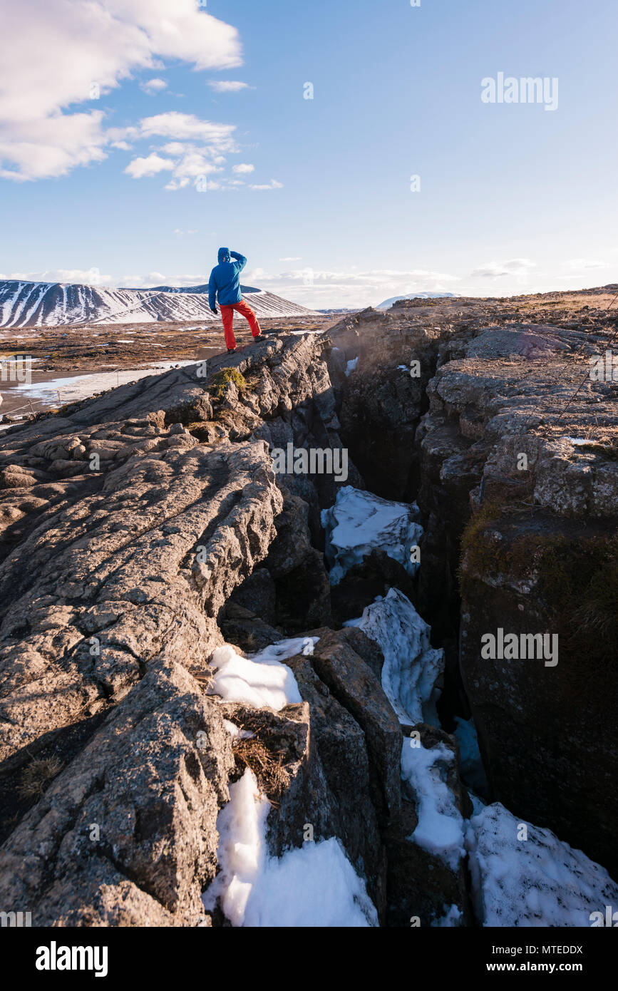 Man looking out, debout à fissure continentale entre le marché nord-américain et plaque eurasienne, Mid-Atlantic Ridge, Rift Valley Banque D'Images