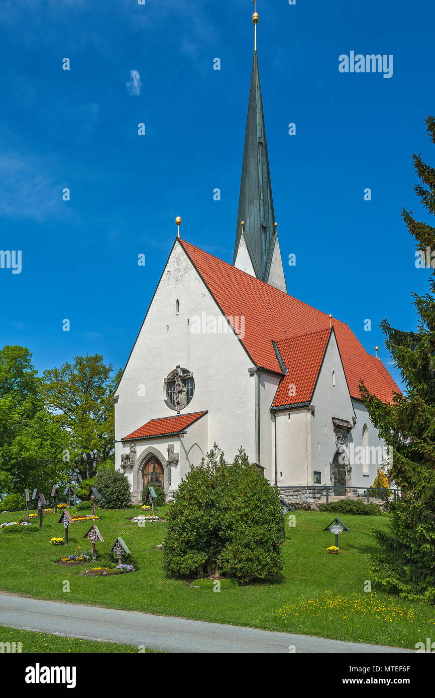 Église Maria-Himmelfahrt avec les tombes des soldats de la Seconde Guerre mondiale, Bad Wiessee, Upper Bavaria, Bavaria, Germany Banque D'Images