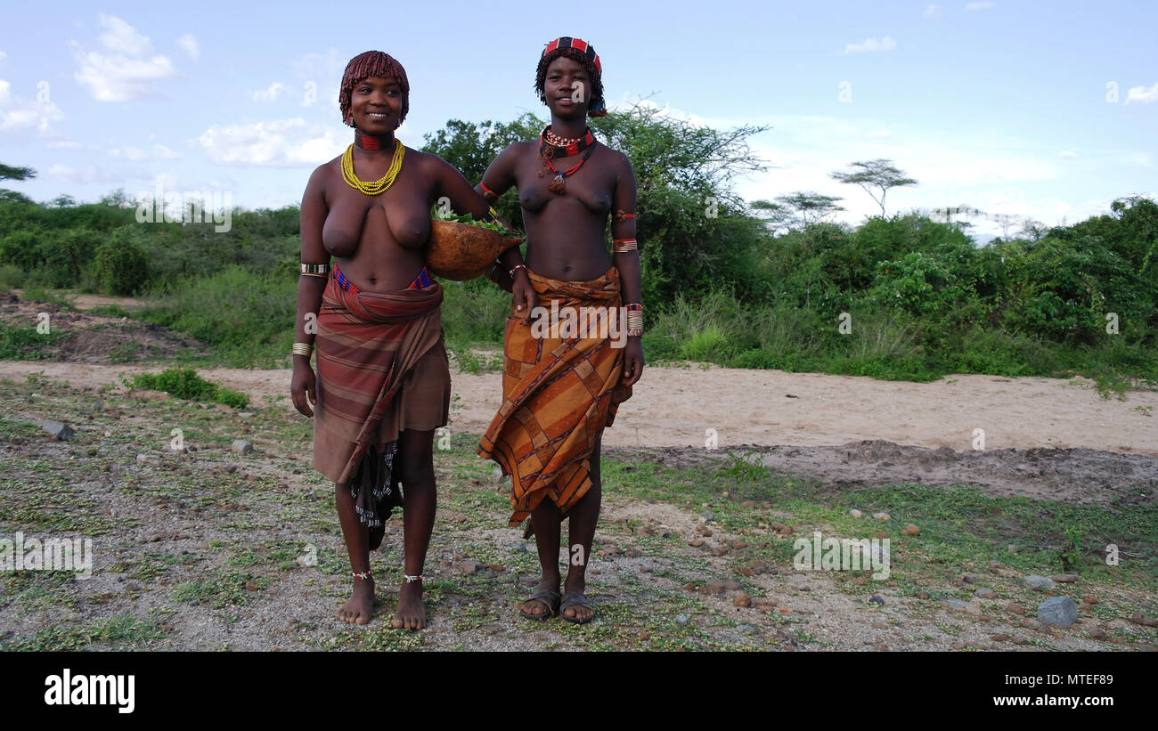 Les filles de la tribu Hamer - 03 octobre 2012, vallée de l'Omo, Ethiopie Banque D'Images