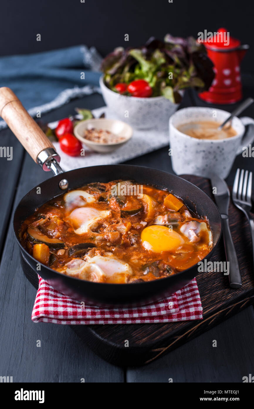 Shakshuka, Œufs frits à la sauce tomate pour le Brunch de Pâques. Vue d'en haut. Banque D'Images
