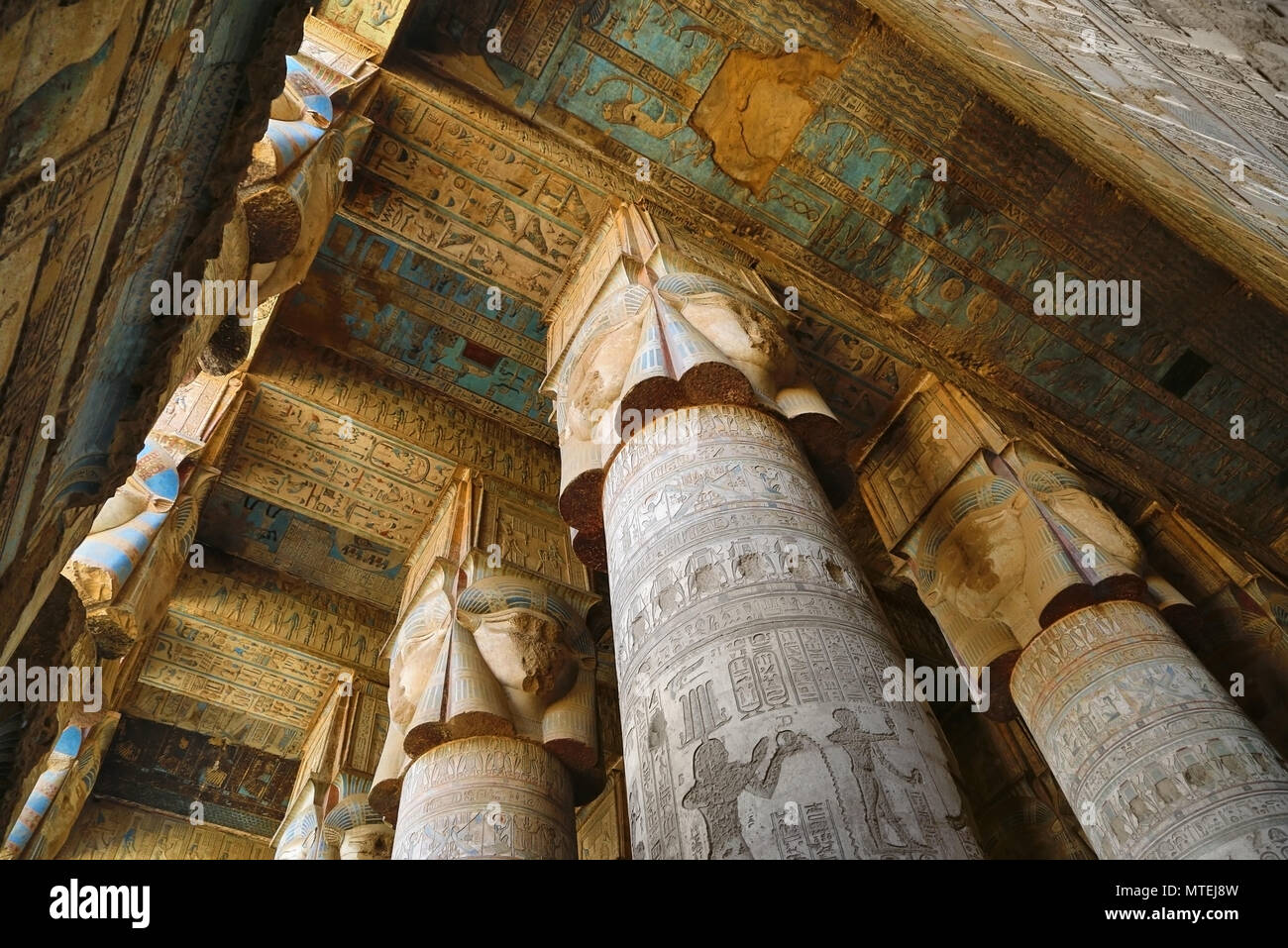Intérieur de l'ancienne Egypte temple de Dendérah Banque D'Images