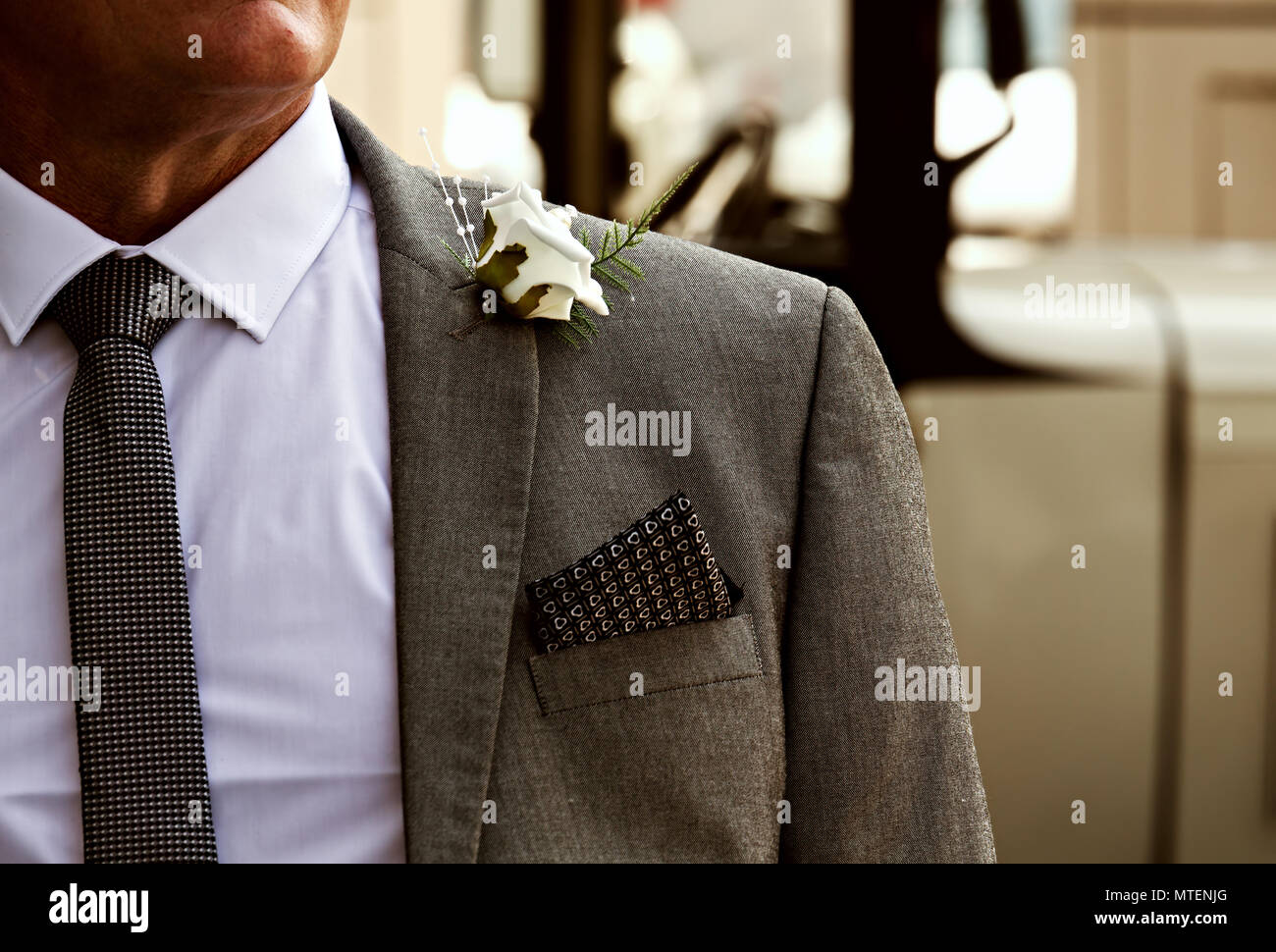 Homme habillés en costume, chemise et cravate avec une rose blanche à la  boutonnière lors d'un mariage, pourrait être le marié, père de la mariée ou  meilleur homme Photo Stock - Alamy