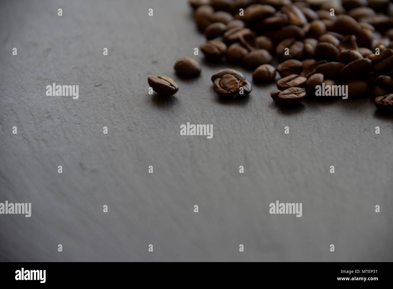 Les grains de café sur une plaque en ardoise noire Banque D'Images