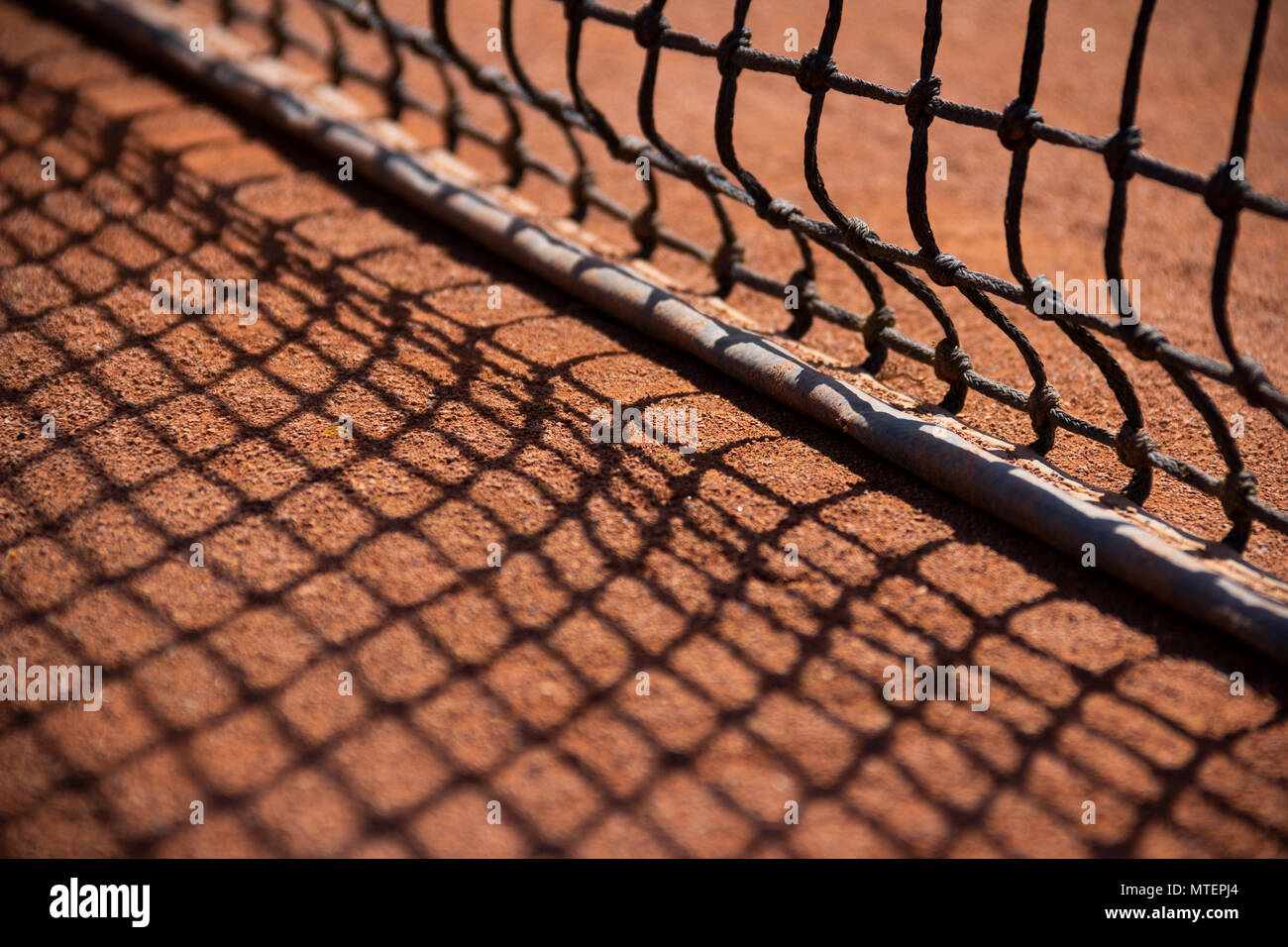 Filet de tennis jette une ombre sur la cour de tennis Banque D'Images
