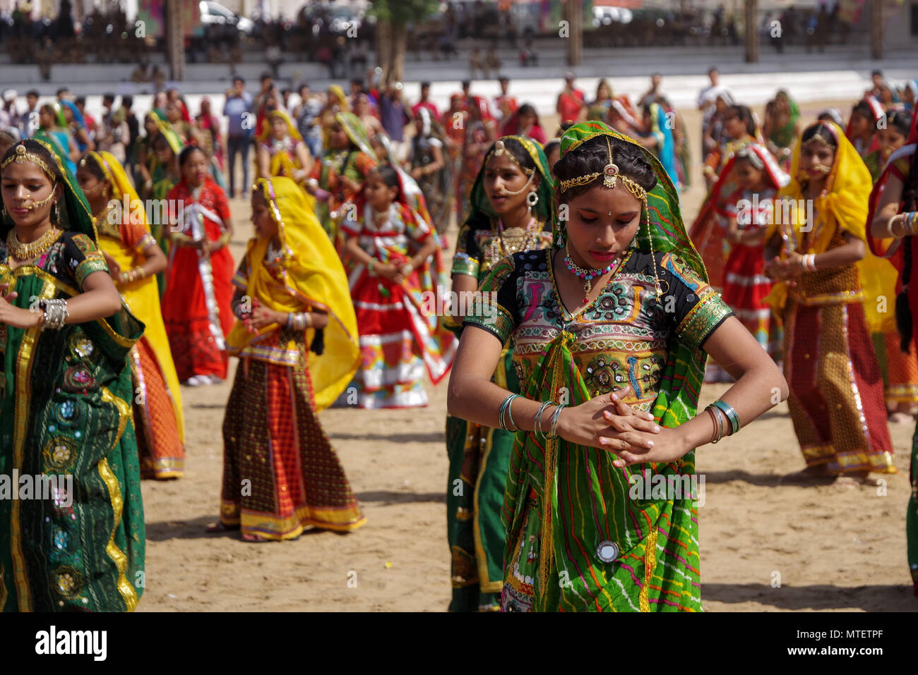 Portez les filles non identifiés de la danse ethnique traditionnel à Pushkar Mela au Rajasthan, Inde Banque D'Images