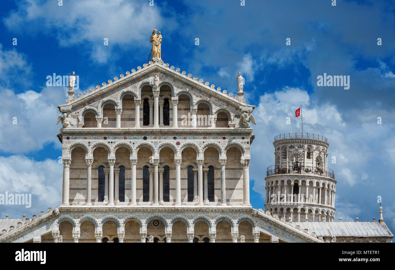 Place des Miracles : la cathédrale de Pise et de la célèbre Tour Penchée parmi de beaux nuages Banque D'Images