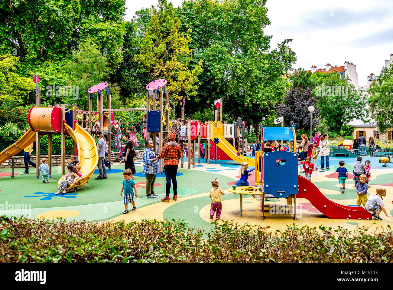 Une Aire De Jeux Pour Enfants A Paris France Photo Stock Alamy