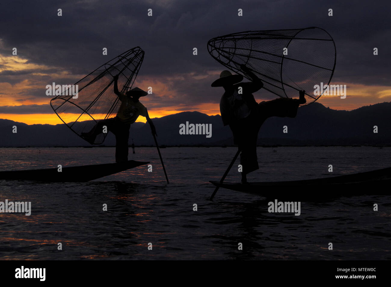 Pêcheurs du Lac Inle au Myanmar au coucher du soleil Banque D'Images